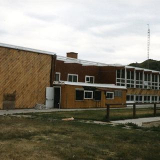 Arden dos iglesias antes de hallarse otras 182 tumbas sin nombre en Canadá