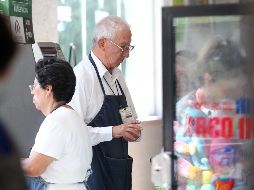 Los empacadores regresarán a sus cajas en los estados donde el semáforo epidemiológico se encuentre en verde. EL INFORMADOR/ARCHIVO