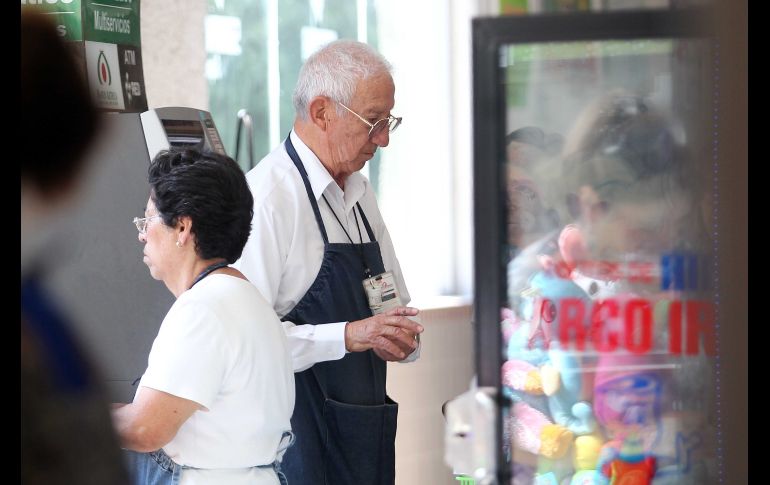 Los empacadores regresarán a sus cajas en los estados donde el semáforo epidemiológico se encuentre en verde. EL INFORMADOR/ARCHIVO