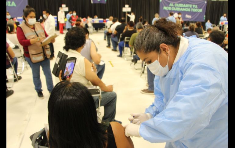 El macromódulo del auditorio Benito Juárez se pasó de aplicar ocho mil dosis de vacunas en las primeras jornadas a cerca de 20 mil al día de hoy. EL INFORMADOR/Y. Mora