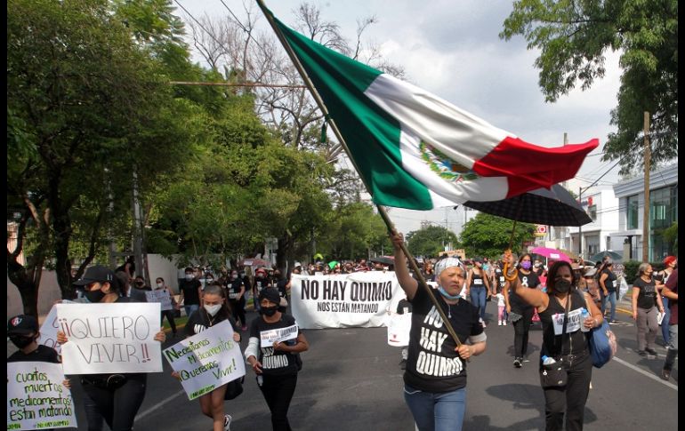 Con pancartas en mano que hacían alusión al desabasto, los asistentes expresaron su inconformidad ante la situación que se vive en el país y en el Estado. EL INFORMADOR/A. Camacho