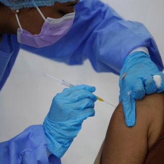 Tercera ola de COVID-19 podría llegar entre julio y agosto, advierte Petersen