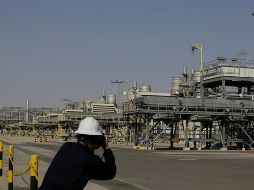 Además de la próxima reunión entre los países petroleros, el precio del energético incrementó por la baja en las reservas de EU. AP/A. Nabil