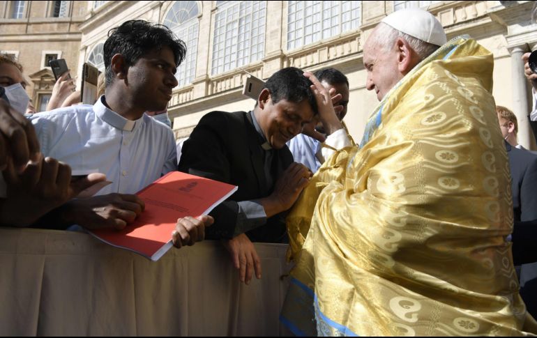 PAPA. El papa Francisco acudiendo a una audiencia general. EFE