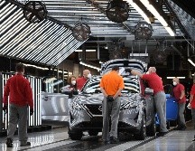 Nissan prevé invertir hasta 423 millones de libras (585 millones de dólares) en la fabricación de este vehículo totalmente eléctrico y las autoridades municipales de Sunderland aportarán el resto. AFP