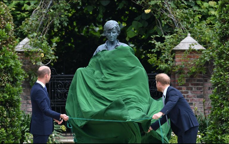 El Príncipe Harry y su hermano mayor William —segundo en la sucesión al trono británico— inauguraron este jueves una estatua en homenaje a su madre, Diana. AP / D. Lipinski