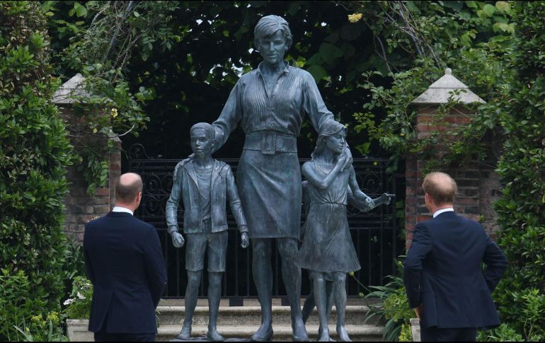 La estatua de la Princesa Diana se colocó en el en el Palacio de Kensington. AFP. / D. Lipinski
