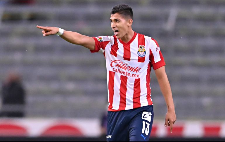 ''Me comprometo a aportar lo mejor de mí (...) ya tengo experiencia y creo que la responsabilidad y compromiso lo tengo con Chivas y quiero volver a ser campeón'', dice el delantero tapatío. IMAGO7