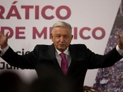 López Obrador saluda tras finalizar su discurso en la ceremonia por el tercer aniversario de su victoria, en Palacio Nacional de Ciudad de México. AP/F. Llano