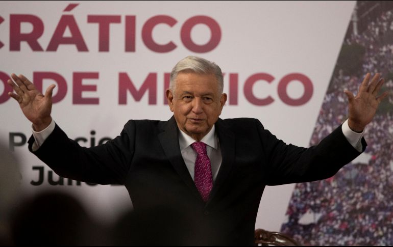 López Obrador saluda tras finalizar su discurso en la ceremonia por el tercer aniversario de su victoria, en Palacio Nacional de Ciudad de México. AP/F. Llano