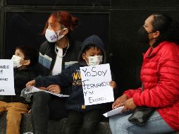 Niños con cáncer y familiares acudieron a la FGR en Ciudad de México para presentar la denuncia. SUN/C. Mejía