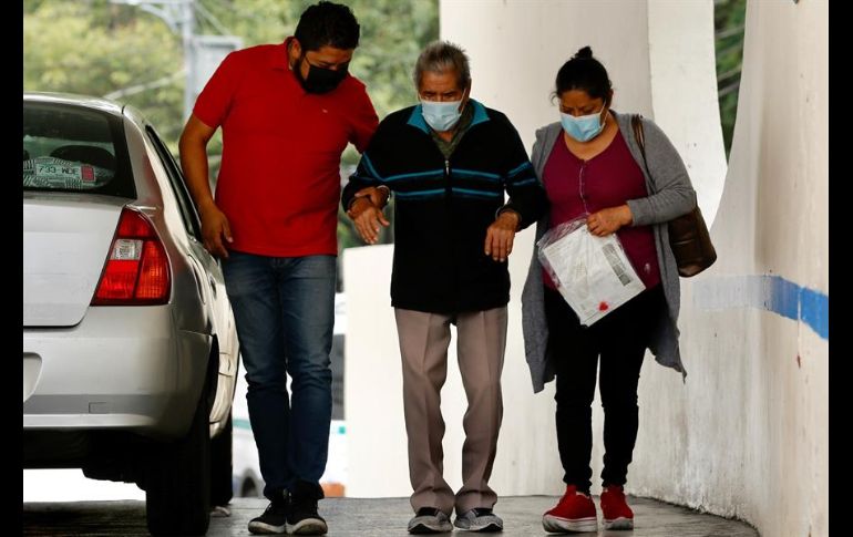Familiares ayudan a ingresar a un paciente con COVID-19 al hospital Los Venados, en la Ciudad de México. EFE/C. Ramírez
