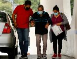 Familiares ayudan a ingresar a un paciente con COVID-19 al hospital Los Venados, en la Ciudad de México. EFE/C. Ramírez