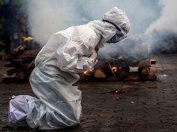 Una mujer ora antes de la cremación de un pariente que murió por COVID-19 en Gauhati, India; uno de los países más azotados por la variante delta del coronavirus. AP / A. Nath