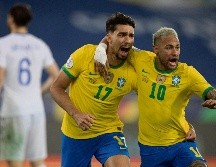 Lucas Paquetá grita junto a Neymar tras anotar a la correosa escuadra de Chile. AFP/C. De Souza