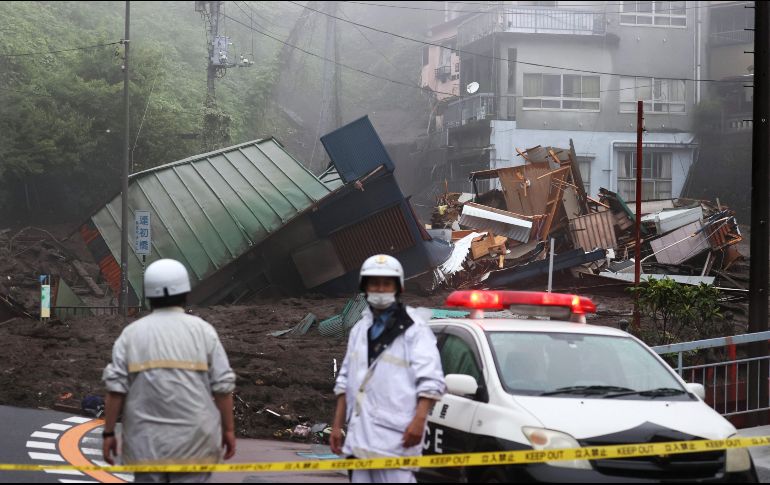 Según imágenes de televisión, un torrente de barro arrasó algunas casas y sepultó otras en la ciudad costera de Atami. EFE / ESPECIAL