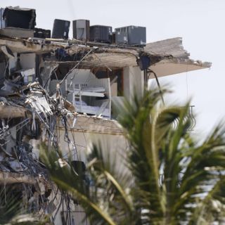 Suman 24 muertos por derrumbe en Miami; demolerán resto del edificio