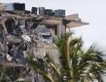 La mayor parte del edificio de 12 pisos del complejo ''Champlain Towers South'', en la pequeña localidad de Surfside, se derrumbó parcialmente la madrugada. AFP / M. Reaves