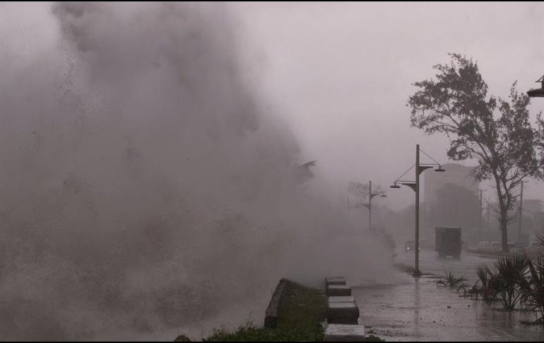 Registro del intenso oleaje en la avenida del malecón, durante el paso de la tormenta tropical 