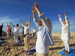 Los deportistas estaban vestidos de blanco y sus pies tenían contacto con la fina arena de la región desértica. EFE/L. Torres
