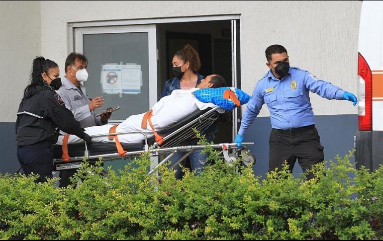 Personal de salud transporta a un paciente contagiado con COVID-19 en el Hospital General de Ciudad Juárez. EFE/L. Torres