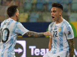 DINAMITA. Messi y Lautaro Martínez acabaron con la defensa de Ecuador. AFP