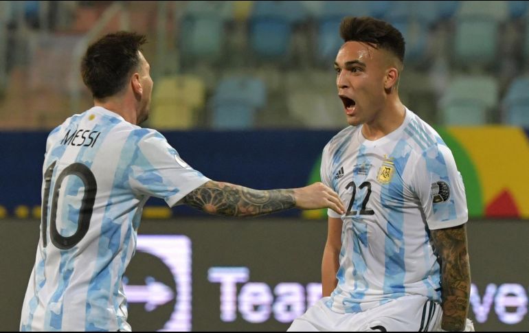 DINAMITA. Messi y Lautaro Martínez acabaron con la defensa de Ecuador. AFP