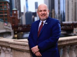 FRENTE A LA SEDE DE LA IHCC. Jaime di Paulo posa afuera del Merchandise Mart, el segundo edificio más ancho de EU y sede de la Cámara de Comercio Hispana de Illinois.  ESPECIAL