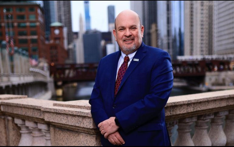 FRENTE A LA SEDE DE LA IHCC. Jaime di Paulo posa afuera del Merchandise Mart, el segundo edificio más ancho de EU y sede de la Cámara de Comercio Hispana de Illinois.  ESPECIAL