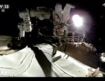 Los astronautas chinos Nie Haisheng, Liu Boming y Tang Hongbo permanecerán en órbita durante tres meses acoplados en el módulo Tianhe. AP