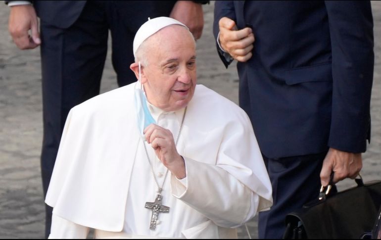 Será hasta el final de la cirugía, cuando el Vaticano informe sobre el estado de salud de Francisco. AP / ARCHIVO