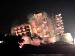 La demolición de los restos del edificio Champlain Towers South se realiza este domingo, a más de una semana de su colapso parcial, en Surfside, Florida. AP/L. Sladky