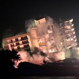 Derriban el resto del edificio colapsado en Florida