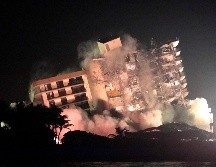 La demolición de los restos del edificio Champlain Towers South se realiza este domingo, a más de una semana de su colapso parcial, en Surfside, Florida. AP/L. Sladky
