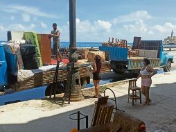 DESALOJO. Residentes en las zonas del Malecón habanero evacuan por la tormenta. EFE