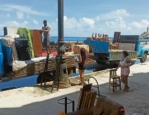 DESALOJO. Residentes en las zonas del Malecón habanero evacuan por la tormenta. EFE