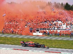 LA CASA GANA. Frente a una gran cantidad de seguidores que viajaron desde Países Bajos para ver la carrera, Verstappen se consolida en el liderato. RED BULL CONTENT POLL