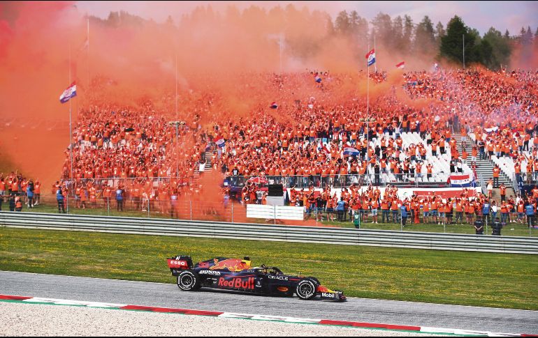 LA CASA GANA. Frente a una gran cantidad de seguidores que viajaron desde Países Bajos para ver la carrera, Verstappen se consolida en el liderato. RED BULL CONTENT POLL
