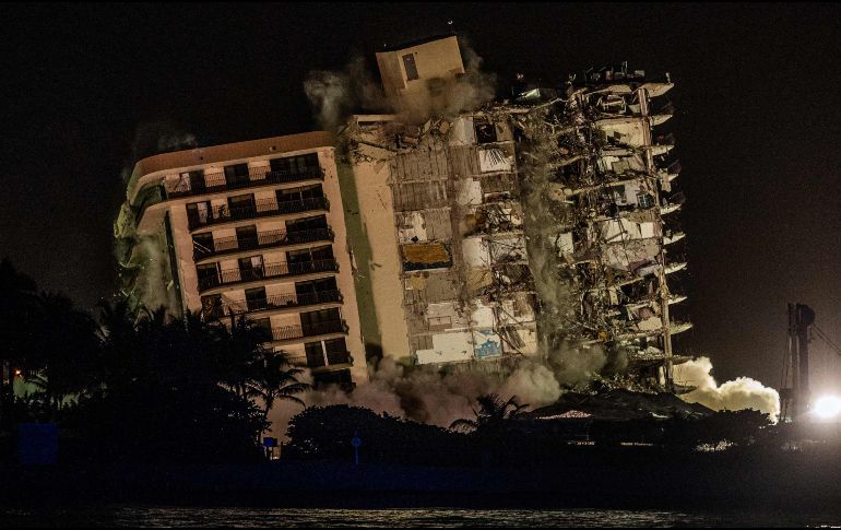 CONTINÚAN. Equipos de rescatistas continuarán con la búsqueda de cuerpos, luego que se demoliera el resto de la estructura del edificio. AFP