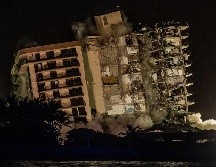 CONTINÚAN. Equipos de rescatistas continuarán con la búsqueda de cuerpos, luego que se demoliera el resto de la estructura del edificio. AFP