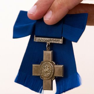 Isabel II condecora a la Sanidad británica por su coraje y dedicación