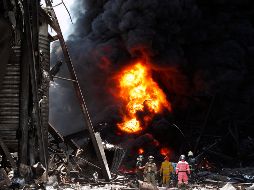 Según el recuento de las autoridades, unas 700 casas y 15 vehículos han sufrido daños por la potente deflagración a la que siguió un enorme incendio que ha consumido gran parte de la factoría. EFE