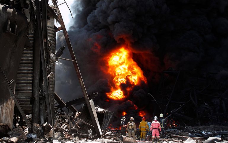 Según el recuento de las autoridades, unas 700 casas y 15 vehículos han sufrido daños por la potente deflagración a la que siguió un enorme incendio que ha consumido gran parte de la factoría. EFE