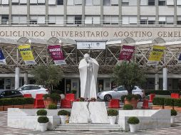 El Pontífice permanece ingresado en el Policlínico Gemelli de Roma, donde se recupera de la operación 