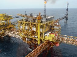 AMLO dijo que su administración trabaja para crear alternativas y no depender de los combustibles fósiles como el petróleo. EFE / ARCHIVO