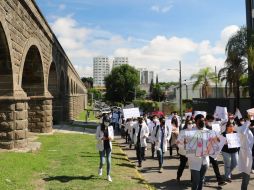 Los estudiantes se dirigen hacia Casa Jalisco para exigir justicia por el asesinato de su compañero. EL INFORMADOR /