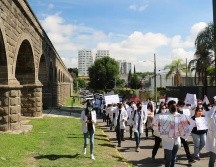 Los estudiantes se dirigen hacia Casa Jalisco para exigir justicia por el asesinato de su compañero. EL INFORMADOR /