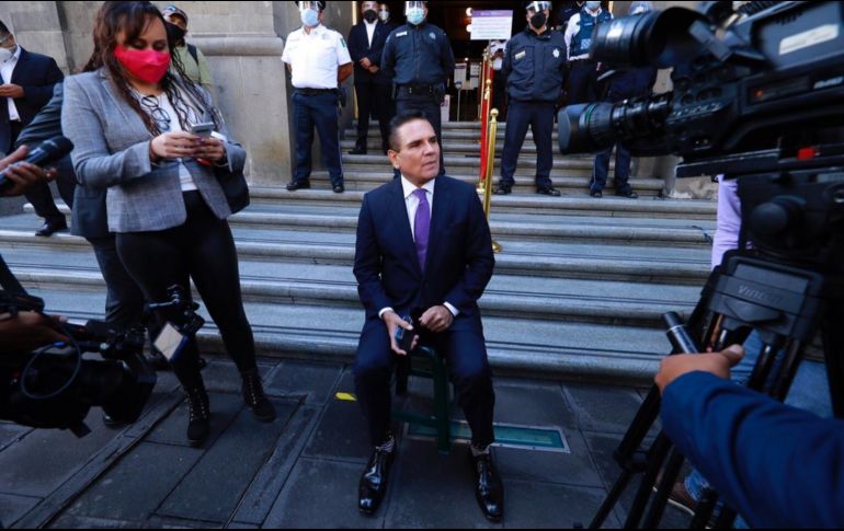 Silvano Aureoles acudió este lunes a la sede de la Suprema Corte de Justicia de la Nación para presentar las pruebas que asegura tener sobre los vínculos entre el crimen organizado y Morena. EFE / C. Ramírez