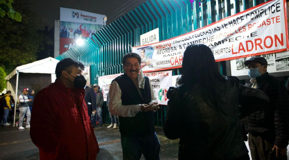 Manifestantes liderados por Ulises Ruiz cercaron las instalaciones de la sede nacional del PRI el 29 de junio. SUN/ARCHIVO