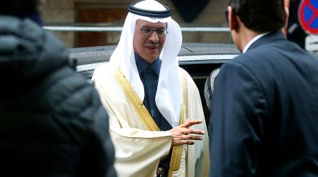 El príncipe Abdulaziz bin Salman Al-Saud, ministro de Energía de Arabia Saudita, arriba a la sede de la reunión en Viena, Austria. AP/R. Zak